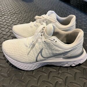 Nike react fly knit. Woman’s size 8